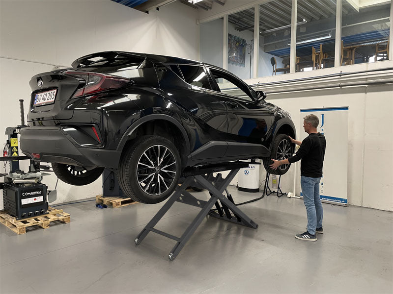 Scissor car lift Mobile Service - 2800 kg. - Basic line (JA2.8Mini)