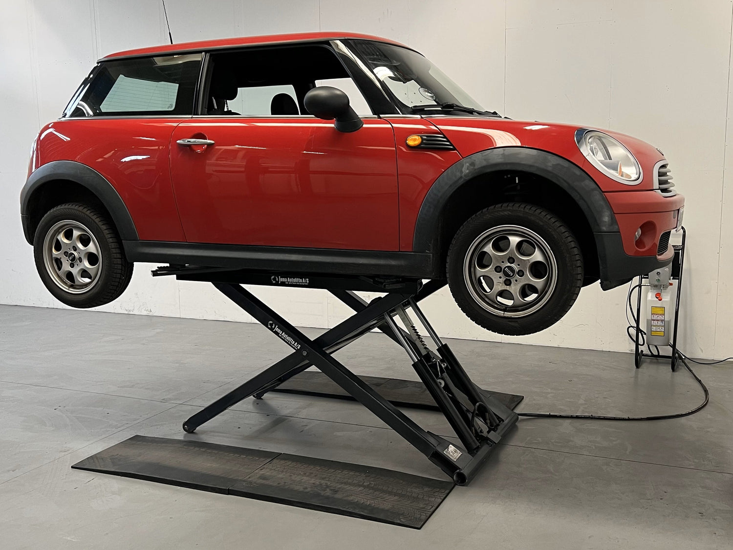 Scissor car lift Mobile Service - 2800 kg. - Basic line (JA2.8Mini)