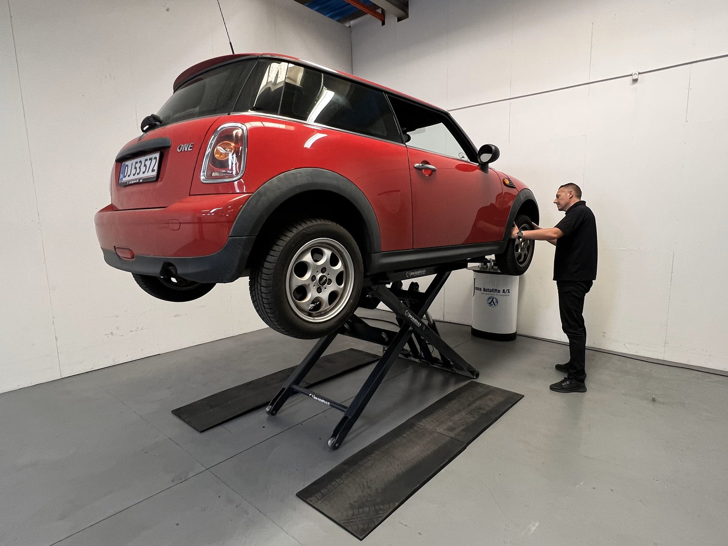 Scissor car lift Mobile Service - 2800 kg. - Basic line (JA2.8Mini)